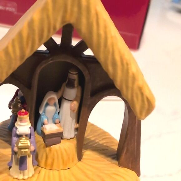 Vintage Hallmark Keepsake Ornament with Magic Sound "The Journey of the Kings" - Picture 6 of 10